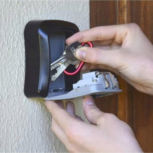 SEJF SKRYTKA NA KLUCZE SKRZYNKA KASETKA NA ŚCIANĘ SZYFR KOD AirBnB BOOKING 13