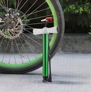 Pompka rowerowa z wężykiem nożna do roweru 4