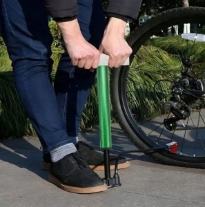 Pompka rowerowa z wężykiem nożna do roweru 10
