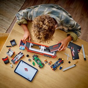 LEGO City Formula 1 F1® Ciężarówka z bolidami RB20 i AMR24 F1® 3 szt. (60445) 3