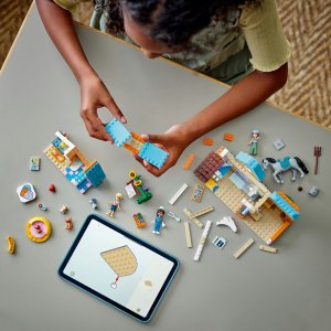LEGO Friends Koń i lecznica dla zwierząt 3 szt. (42651) 4