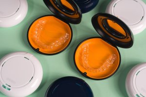 ZENT Etui pudełko na nakładki INVISALIGN aparat protezy z lusterkiem białe 10