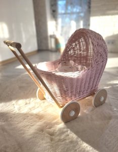 Wiklinowy wózek dla lalek pchacz - różowy 5