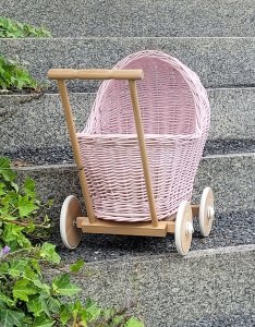 Wiklinowy wózek dla lalek pchacz - różowy 6