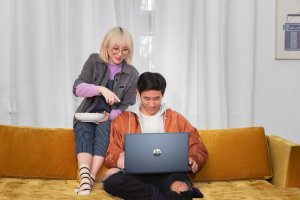 Niebieski Laptop HP 15-eh R7 FHD 1TB SSD W11 PRO 364K5UA 9