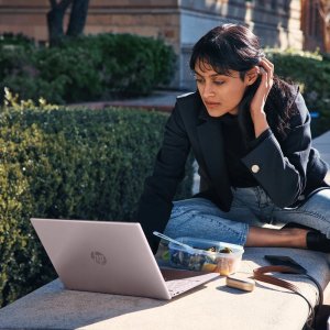 Piękny Różowy Laptop dla kobiety HP 14 Intel N4120 8GB RAM Intel UHD Win 11 5T9T7UA 7