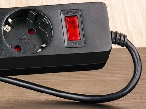 Listwa przeciwprzepięciowa SVEN SF-05E 3,0 m, (5 gniazd) czarna 8