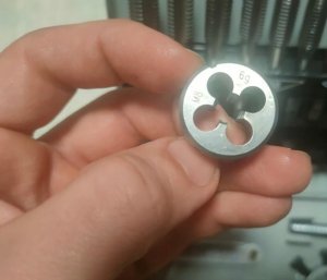 Zestaw gwintowników i narzynek calowych 24el metalowa walizka 8