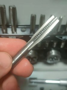 Zestaw gwintowników i narzynek calowych 24el metalowa walizka 9