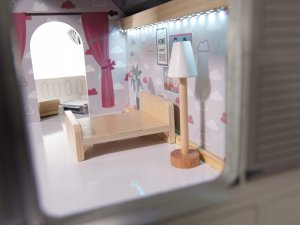 Drewniany domek dla lalek 3 piętra + światło led + taras + meble 7