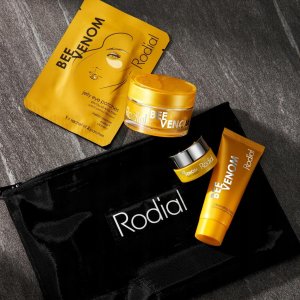 Rodial Little Luxuries Kit Set : Bee Venom, Moisturizing, Cream, For Face, 15 ml + Bee Venom, Eliminates Impurities, Cleansing Balm, For Face, 20 ml + Bee Venom, Anti-Wrinkle, Eye Cream, 5 ml + Bee Venom, Firming, Eye Patch, 3 g For Women 4