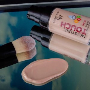 Golden Rose Moisture Touch Nawilżający podkład do twarzy SPF20 30ml (102) 3