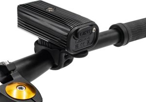 Lampka przednia Lezyne Mega Drive 2400+, 2400 lumenów, USB-C, czarna + Powerbank Infiniti Pack XL, walizka 6