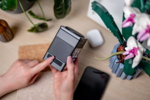 Ładowarka MagSafe z głośnikiem i wyświetlaczem Newell induOne MagPlay do 3 urządzeń mobilnych 13
