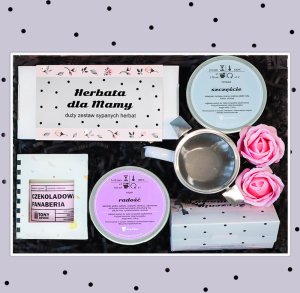 BOX zestaw prezentowy dla mamy "Najlepsza Mama". Najlepszy prezent upominek na Dzień Matki - zestaw kaw, zestaw herbat, świeca sojowa czekoladowa fanaberia, Kubek różany ogród, herbaty szczeście i rad 2