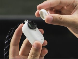 ETUI GUMOWE OSŁONA OCHRONNA ZE SMYCZĄ SUNNYLIFE DO INSTA360 GO 3S (BIAŁE) 3