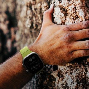 UNIQ pasek Stride Apple Watch Series1/2/3/4/5/6/7/8/9/SE/SE2/Ultra/Ultra 2 42/44/45/49mm FKM Rubber Strap pomarańczowy/volt orange 2