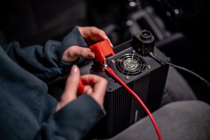 Przetwornica Newell NEWELL NL3381 Przetwornica napięcia z modyfikowaną sinusoidą - 24 V / 230 V, 1000 W 2