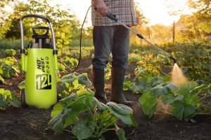NO PEST Wózkowy na Kółkach 12L z Wymiennymi Dyszami i Regulowaną Lancą Spryskiwacz do Oprysków Gardenblast Precision 10