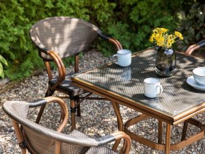 Beliani Stół ogrodowy 80 x 80 cm ciemne drewno CASPRI II 4