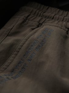 Męskie spodnie joggery z kieszeniami cargo i printem  ciemnooliwkowe V5 OM-PAJO-0200 XXL 8