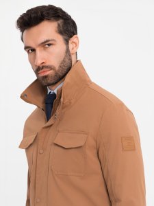 Lekka kurtka męska z kieszeniami i wysokim kołnierzem  brązowa V5 OM-JALP-0167 S 2