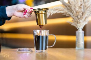 Vialli Design - Amo szklanka z podwójną ścianką ze stalowym zaparzaczem 300ml 8