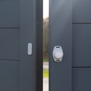 Yale Inteligentny sterownik do bram 1x Smart Opener , 1x Door Position Sensor, 2x Dodatkowy kabel, 2x Taśma instalacyjna 3