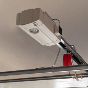 Yale Inteligentny sterownik do bram 1x Smart Opener , 1x Door Position Sensor, 2x Dodatkowy kabel, 2x Taśma instalacyjna 6