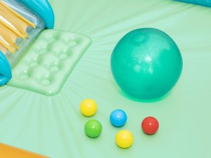 Bestway Dmuchany plac zabaw RETRO Zjeżdżalnia + zraszacz + piłki 53164 7