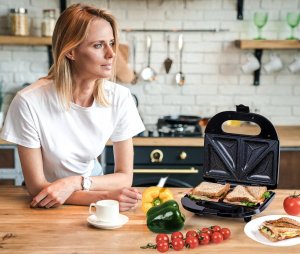 Opiekacz Eldom Opiekacz Do Kanapek Tostów Sandwich 750W Nieprzywierająca Powłoka Granitowa 11