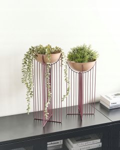 Beliani Zestaw 2 doniczek na nóżkach FICARIA Metal 22 cm Różowy 2