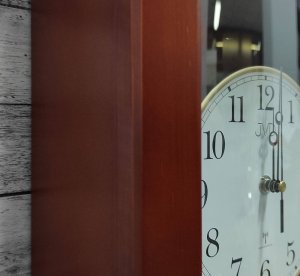 Zegar ścienny JVD NR24020.23 drewniany z kurantaki 68 cm . 6