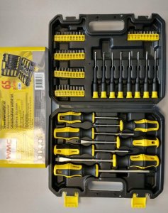 Zestaw śrubokrętów wkrętaków i bitów z magnesem 65el. 8