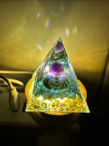 Piramida ORGONIT +LED Lampka PODSTAWA 5cm KRYSZTAŁ KAMIENIE AMULET 5cm HX21 9