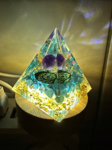 Piramida ORGONIT +LED Lampka PODSTAWA 5cm KRYSZTAŁ KAMIENIE AMULET 5cm HX18 8