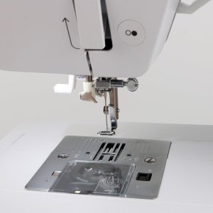 Bernette Chicago 7 maszyna do szycia i haftowania z 200 programami nowa 9