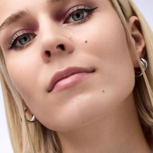 CATRICE_Tiny Treasures Eyeshadow Palette paleta cieni do powiek 020 Wild Berry 4,2g 4