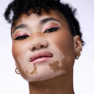 CATRICE_Tiny Treasures Eyeshadow Palette paleta cieni do powiek 020 Wild Berry 4,2g 5