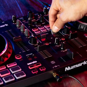 DJ kontrolieris Mixtrack Platinum FX  Numark 13