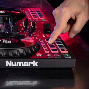 DJ kontrolieris Mixtrack Platinum FX  Numark 8