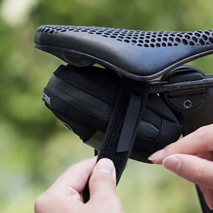 Mini torba podsiodłowa Rockbros z uchwytem na naboje CO2 - czarno-zielona 6