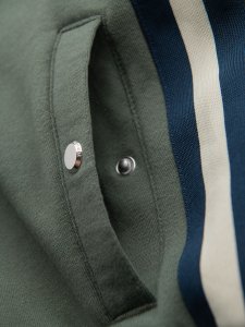 Męskie dresowe szorty z lampasami i ściągaczem w pasie  oliwkowe V2 OM-SRSK-0156 L 9