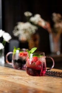 Vialli Design - Bolla zestaw dwóch szklanek z różowym uchem 400ml 3