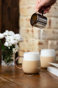 Vialli Design - Bolla zestaw dwóch szklanek z różowym uchem 400ml 4