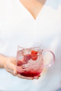 Vialli Design - Bolla zestaw dwóch szklanek z różowym uchem 400ml 6