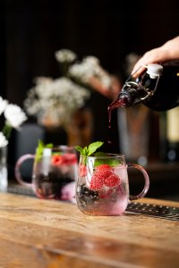 Vialli Design - Bolla zestaw dwóch szklanek z różowym uchem 400ml 7