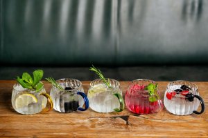 Vialli Design - Tulip zestaw dwóch szklanek z żółtym uchem 350ml 12