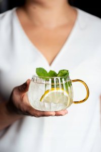 Vialli Design - Tulip zestaw dwóch szklanek z żółtym uchem 350ml 2