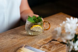 Vialli Design - Tulip zestaw dwóch szklanek z żółtym uchem 350ml 7